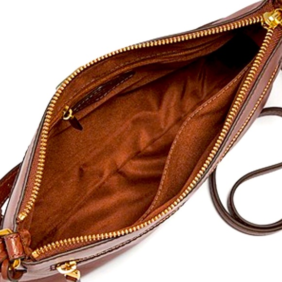 Fossil woman’s leather -large crossbody 2 side pockets adjustable strap. - Picture 3 of 5